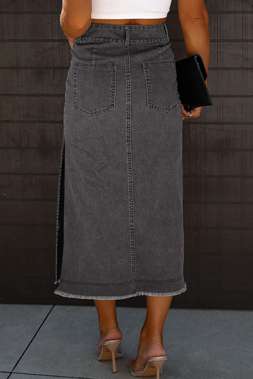 Crna midi traper suknja s neobrađenim rubovima s bočnim prorezima i kopčanjem