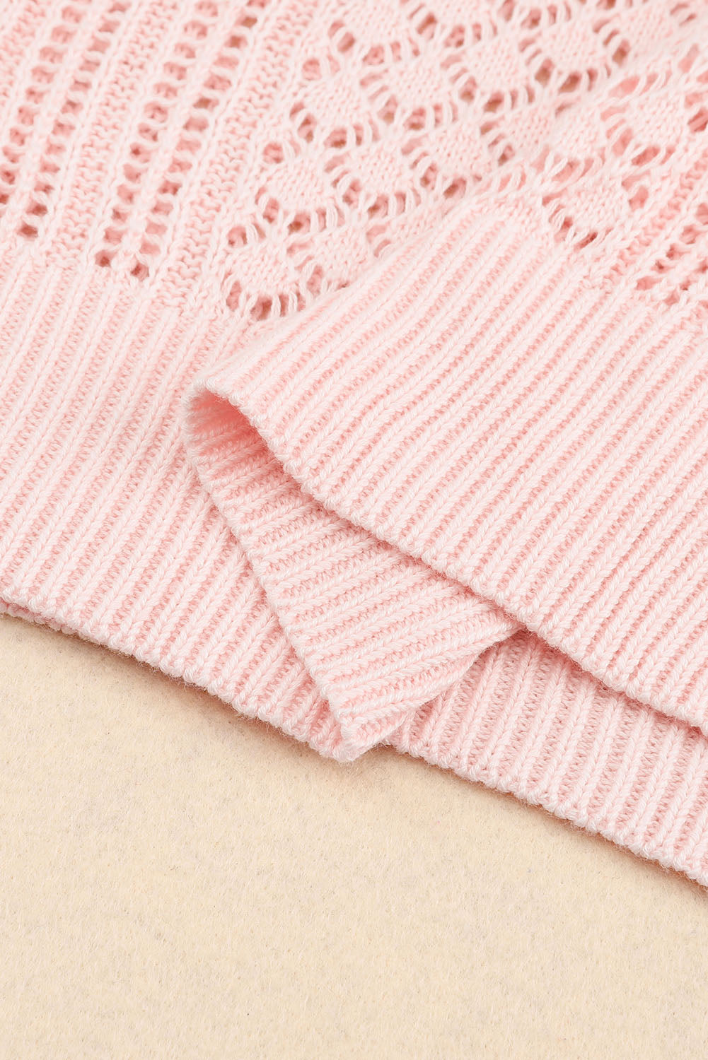 Rožnat ohlapen pleten pulover z rebrastim v-izrezom