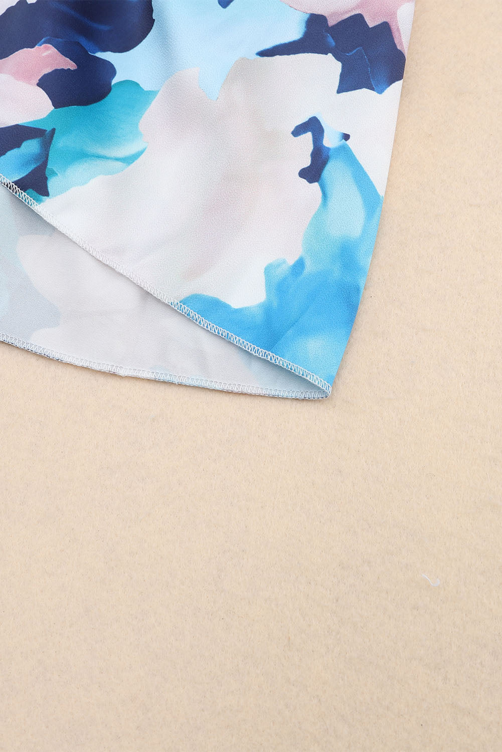 Robe bleue à volants nouée à manches longues et motif floral abstrait