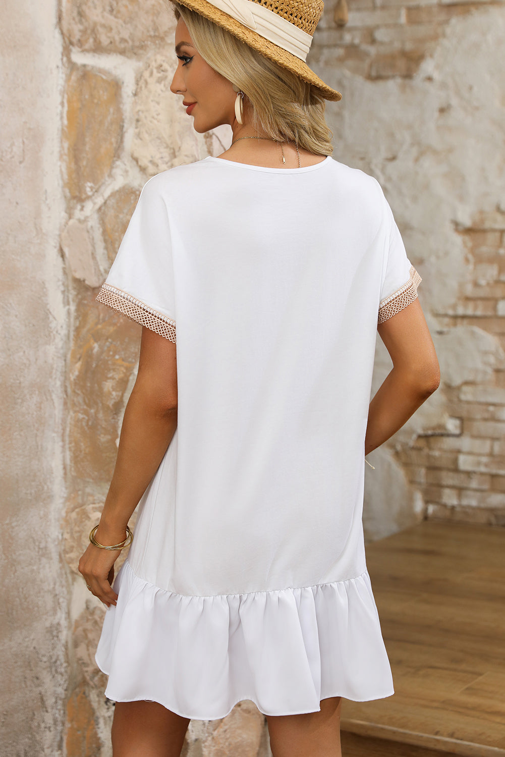 Mini haljina kratkih rukava s naborima od bijele čipke