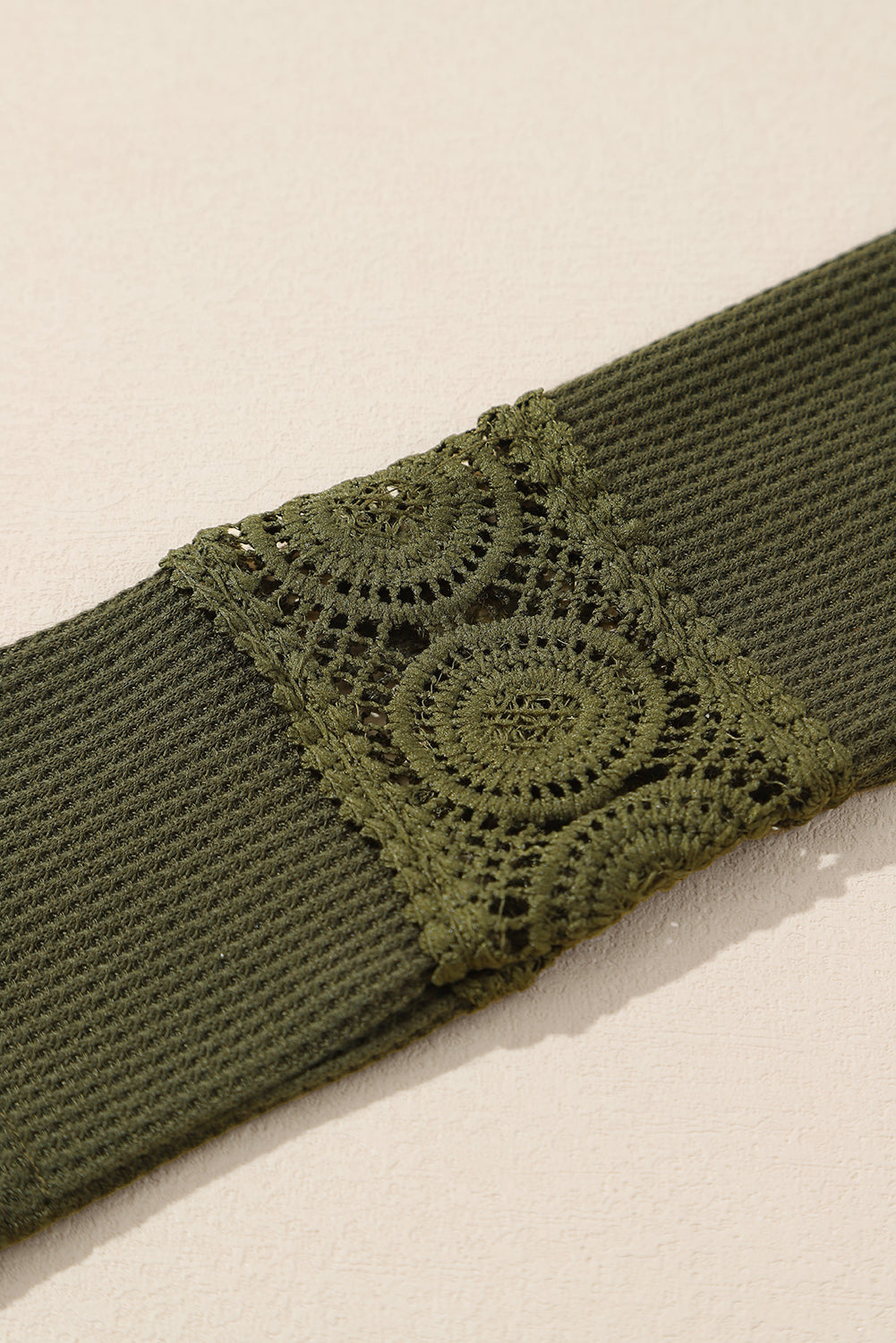 Haut en tricot gaufré à col en V et patchwork en dentelle verte