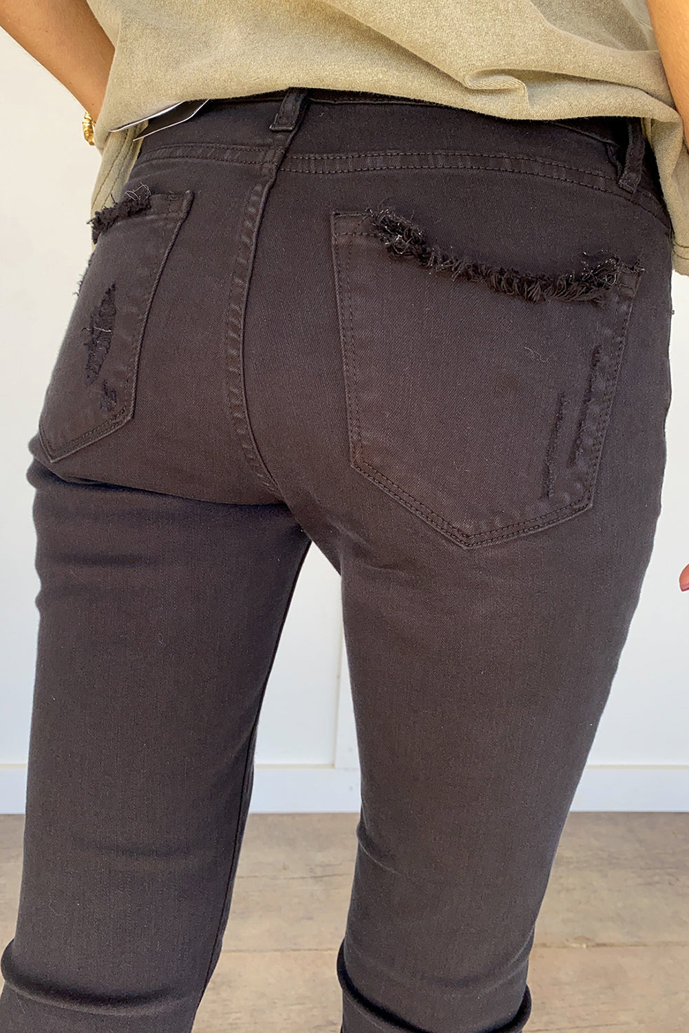 Schwarze, verkürzte Skinny-Jeans im Used-Look mit rohen Kanten