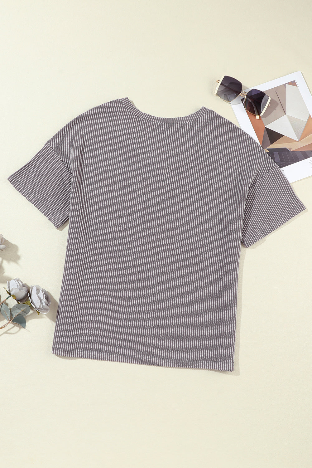 T-shirt ampia con taschino sul petto con scollo a V e cordoncino grigio chiaro
