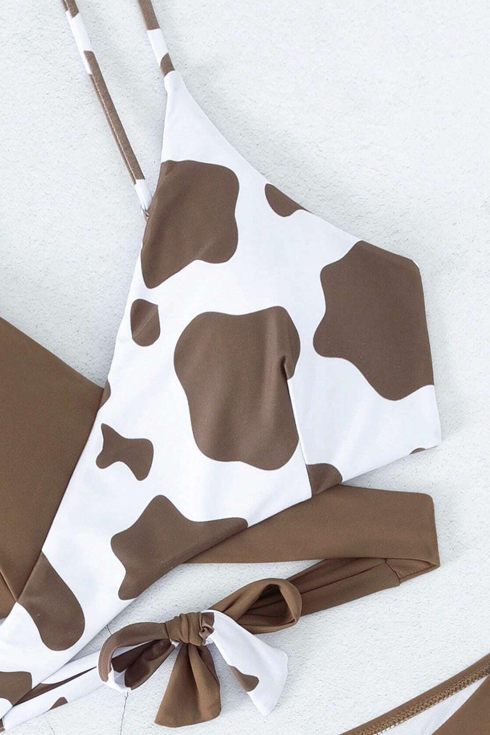 Kavni kontrastni bikini s kravjim vzorcem
