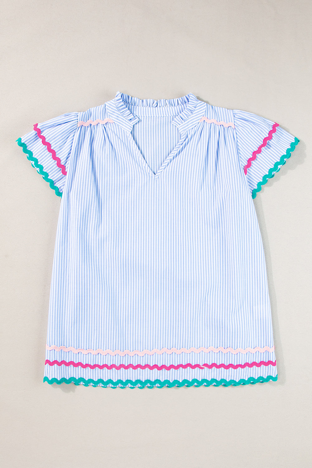 Himmelblaue gestreifte Ricrac-Besatz-Bluse mit geteiltem Ausschnitt und gestreiften Rüschenärmeln