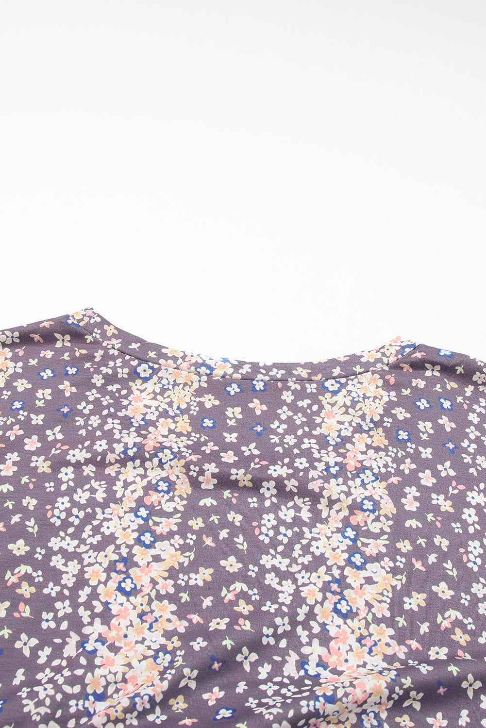 Lilafarbene Babydoll-Bluse mit Rundhalsausschnitt und Blumenmuster in Übergröße