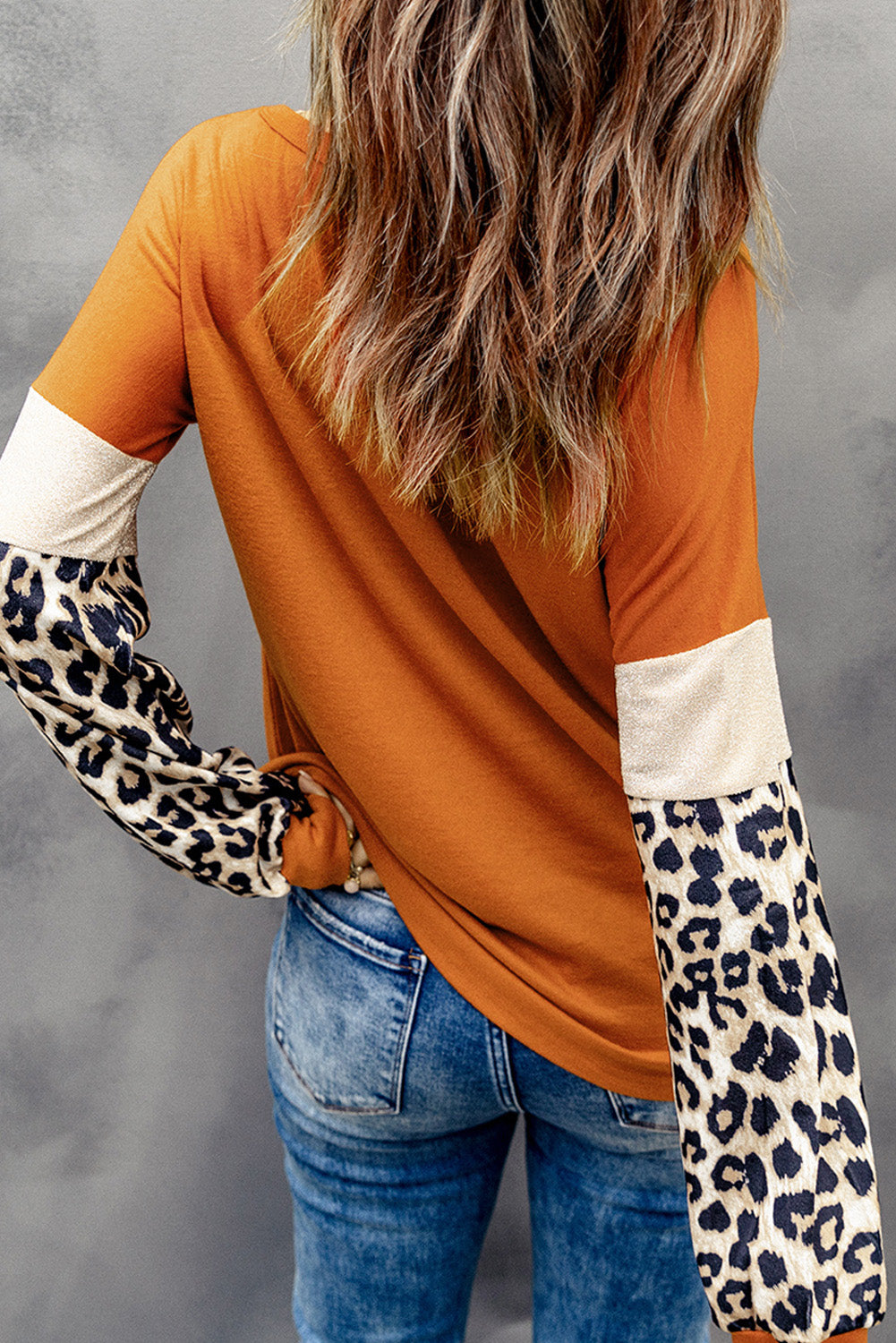 Rjava majica z dolgimi rokavi in ​​patchwork z leopardjimi bleščicami
