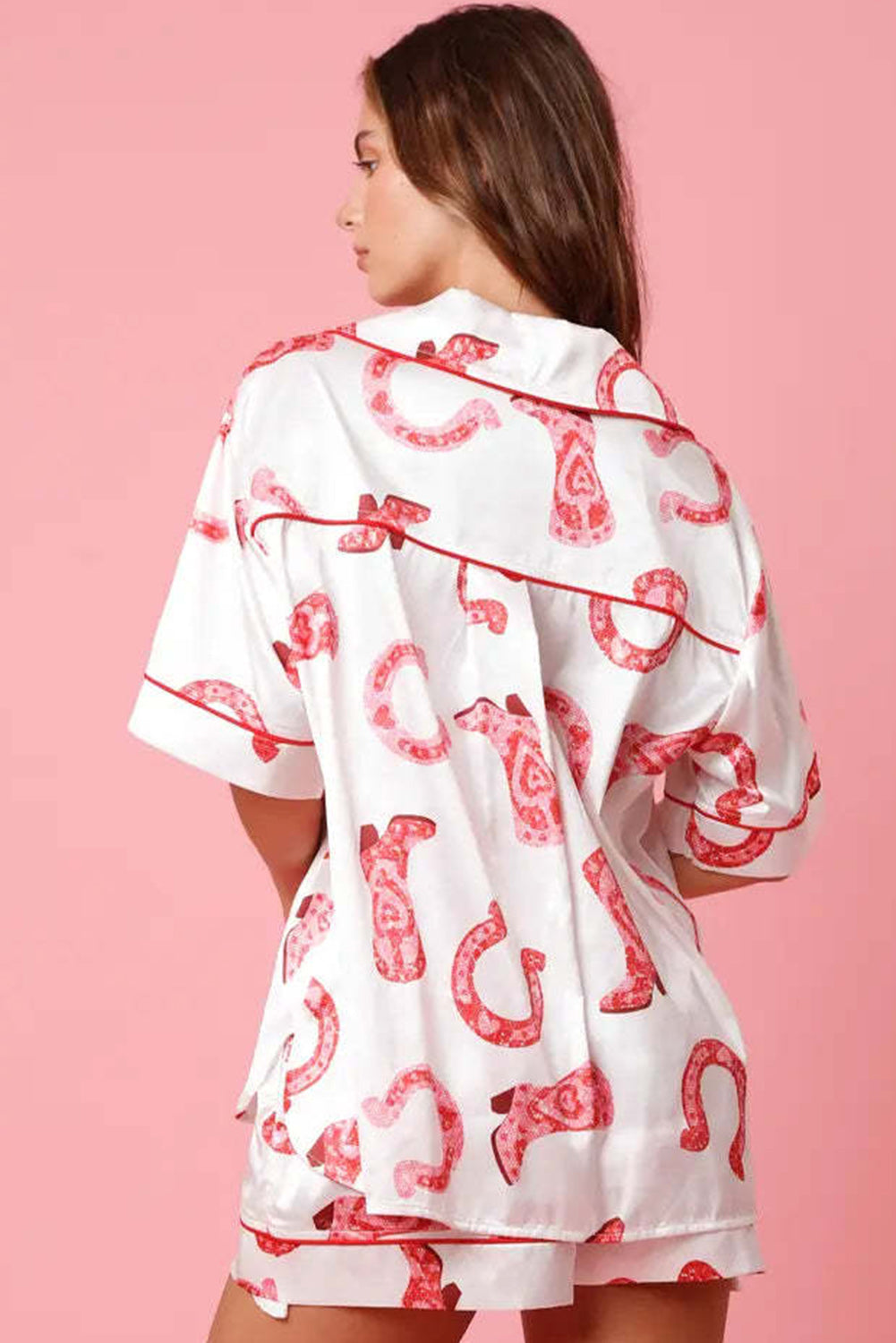 Weißes Satin-Pyjama-Set aus Hemd und Shorts mit durchgehendem Muster
