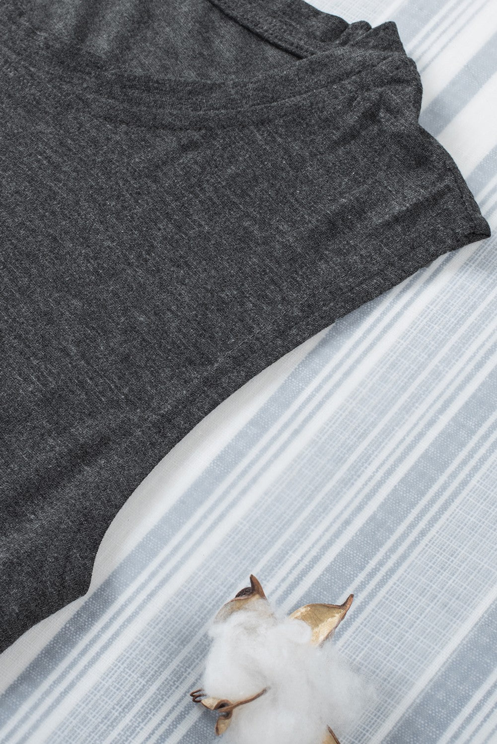 Siva jednobojna široka majica s okruglim izrezom