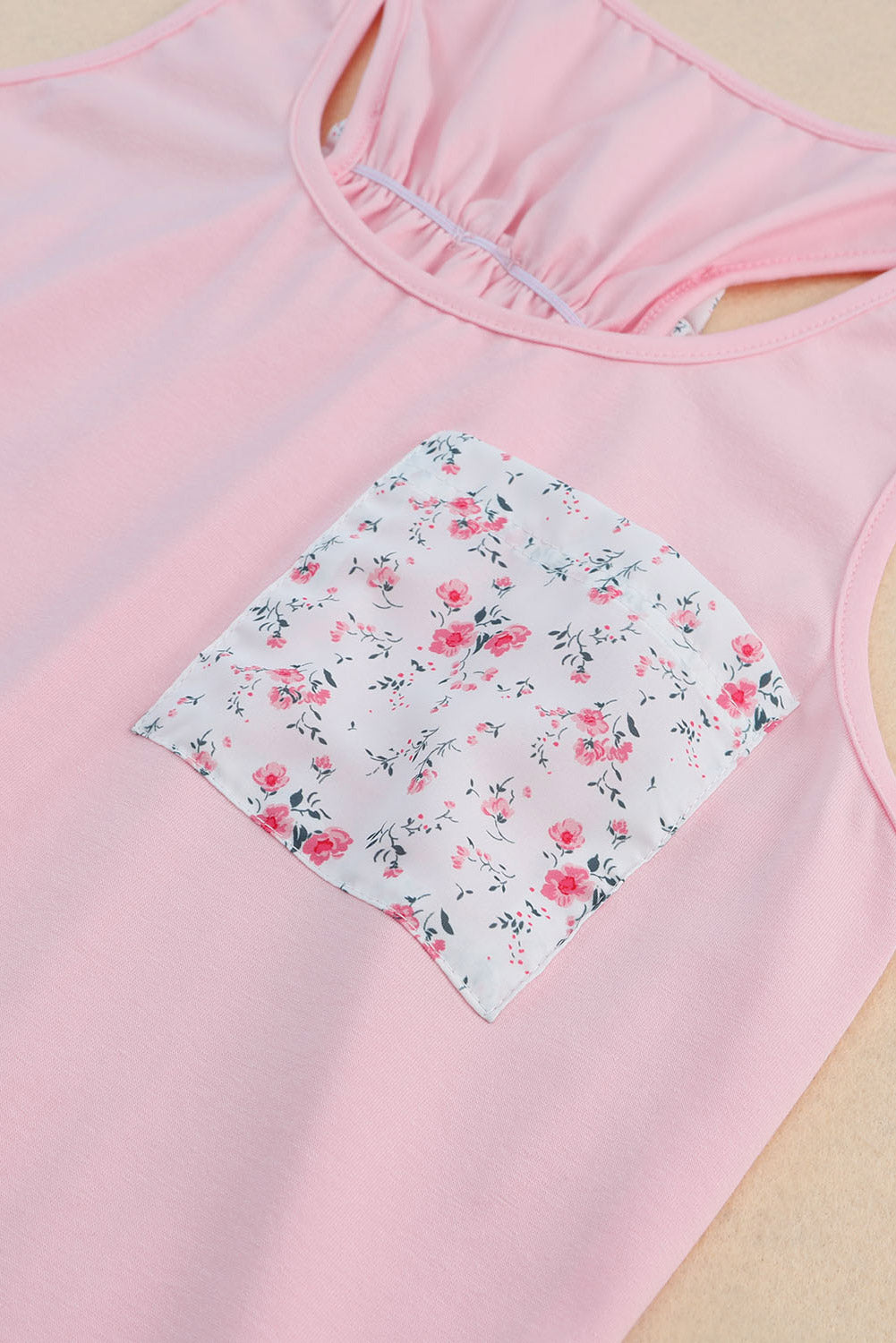 Roza majica s džepovima s cvjetnim zakrpama