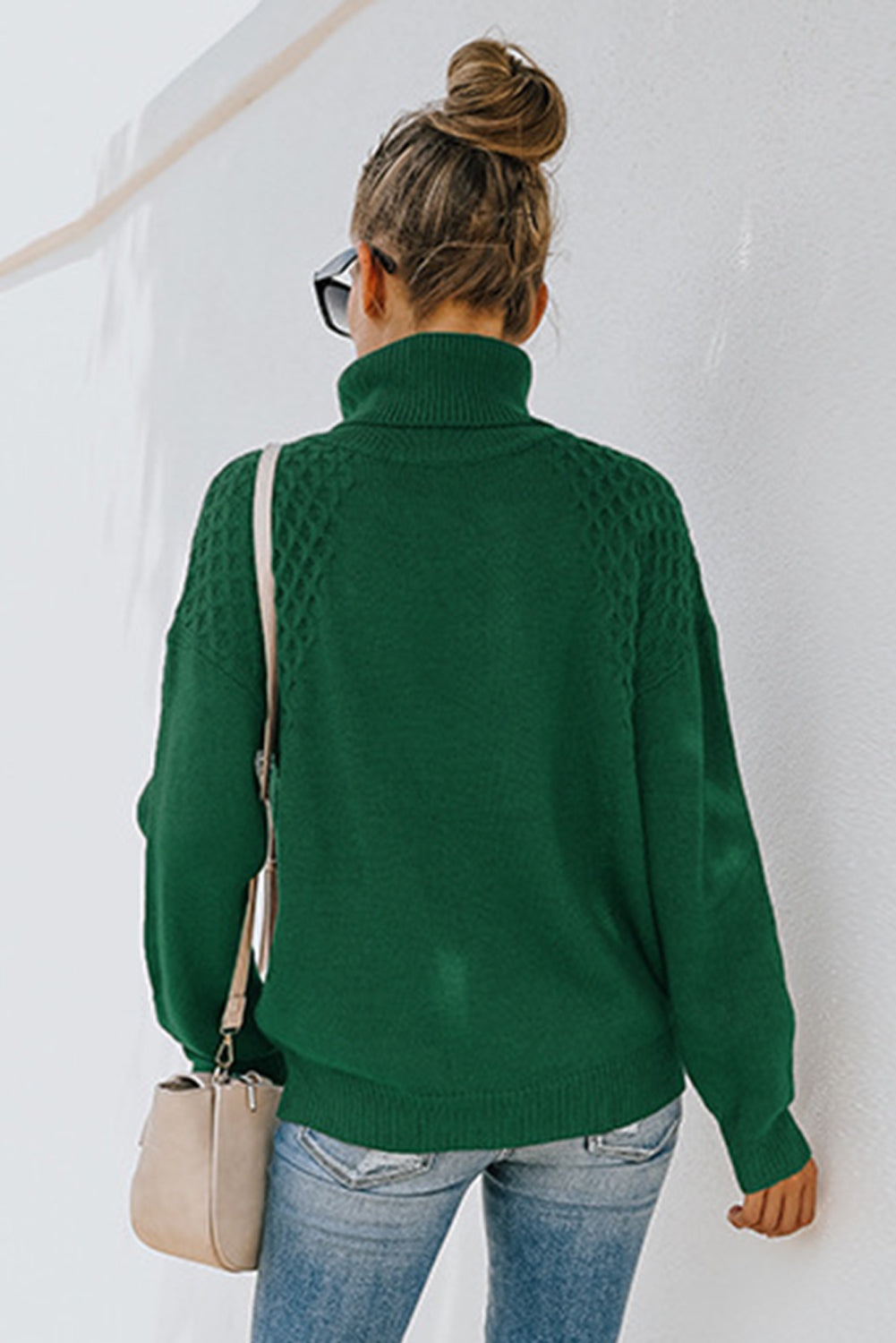 Zeleni pleteni pulover s dolčevitom