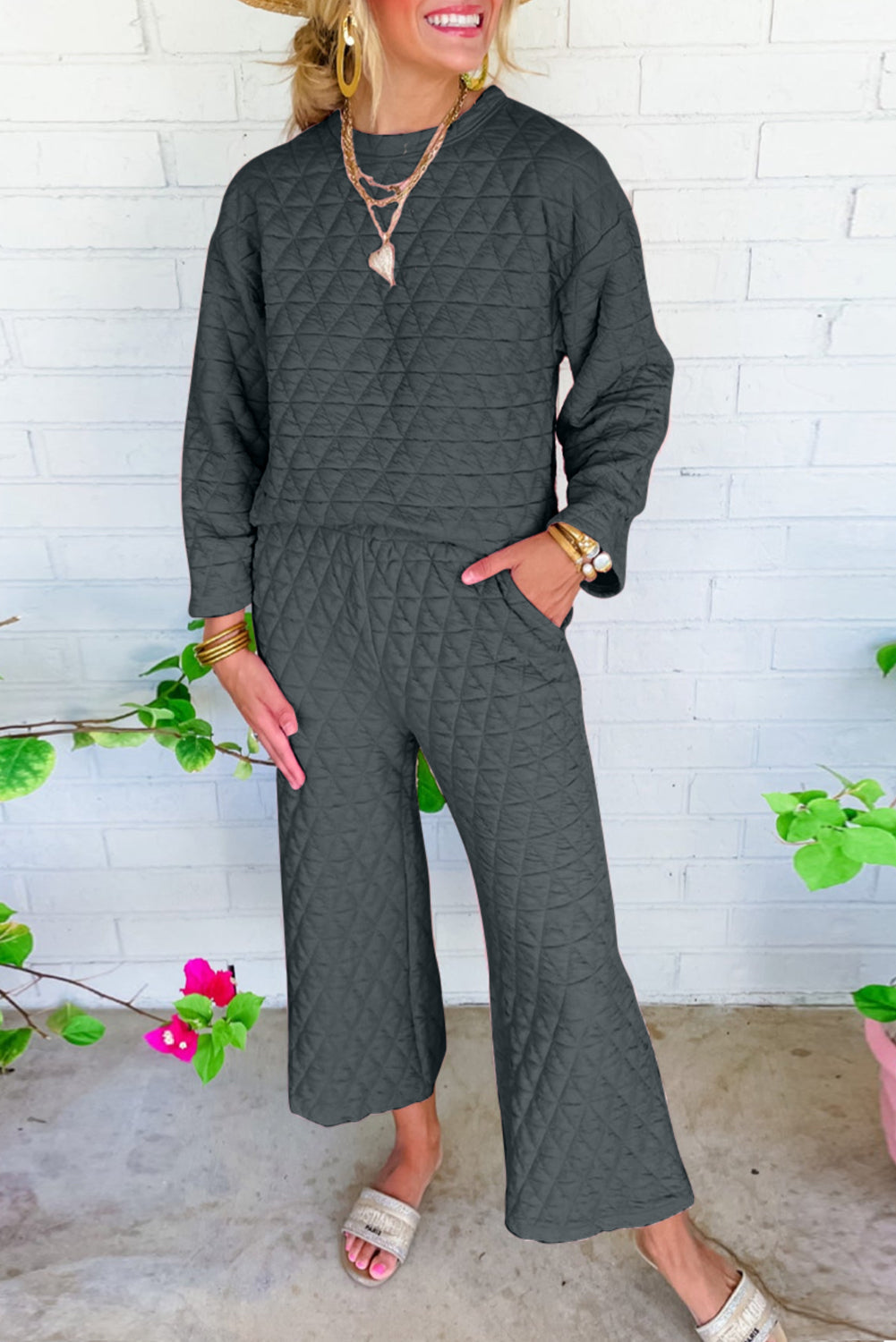 Tenue pull et pantalon matelassés unis gris foncé