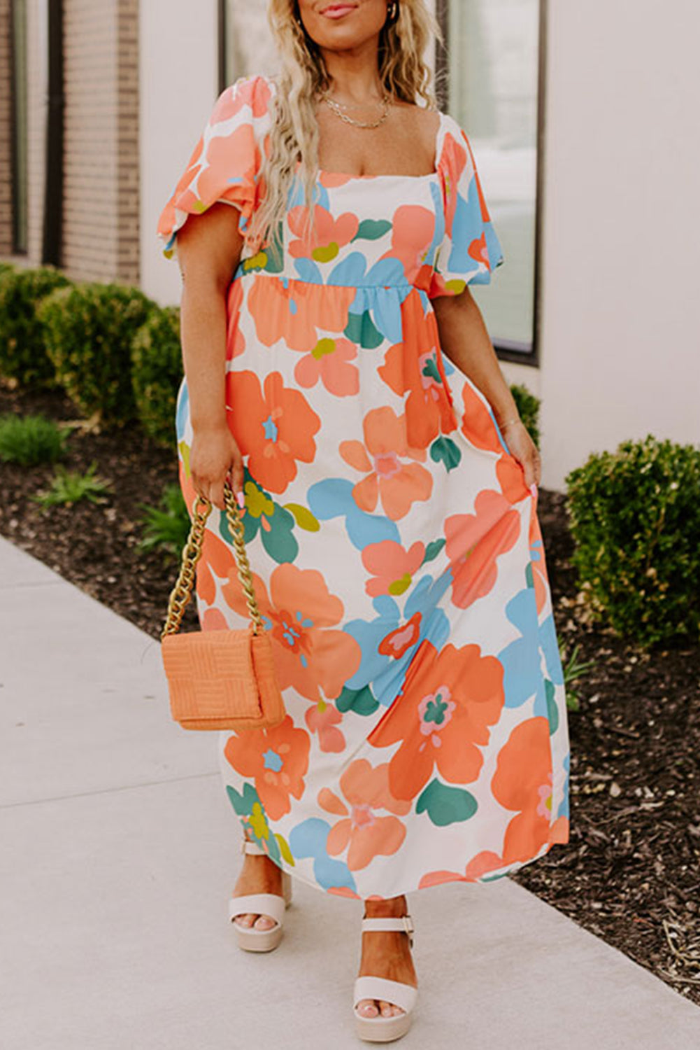 Narančasta maksi haljina s cvjetnim uzorkom i kvadratnim izrezom velike veličine