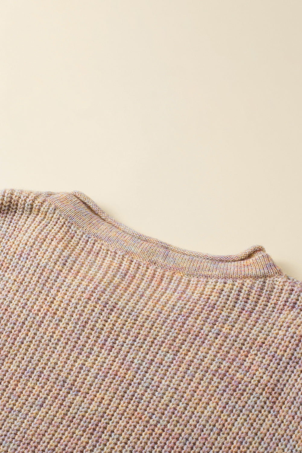 Večbarvni zvit pulover z okroglim izrezom in spuščenimi rameni