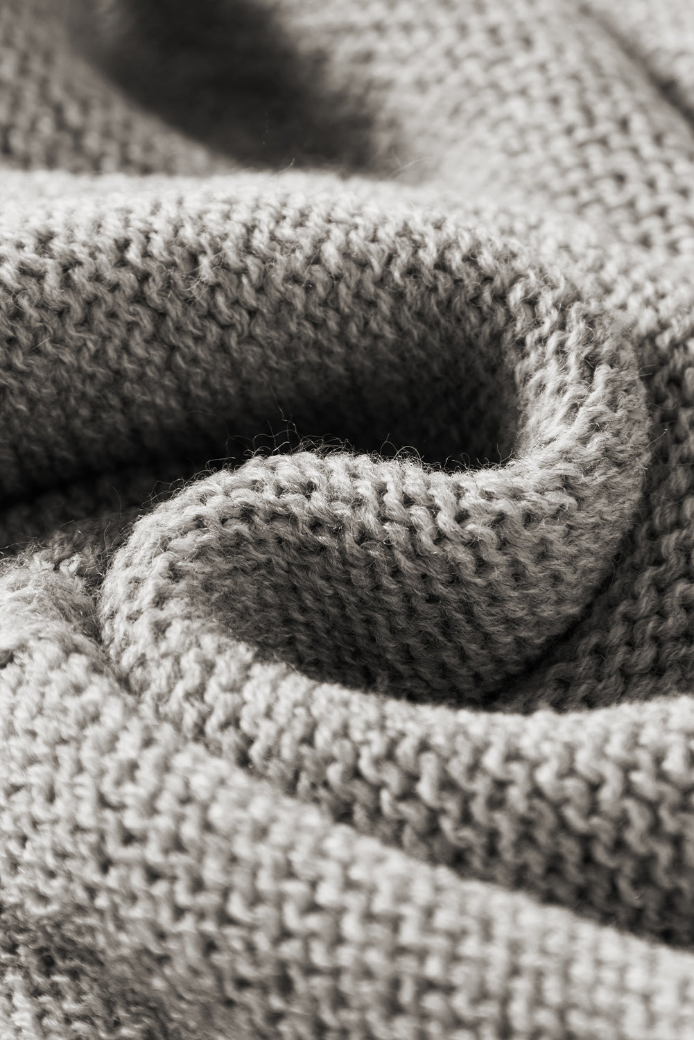 Sivi pulover kratkih rukava s okruglim izrezom na sredini