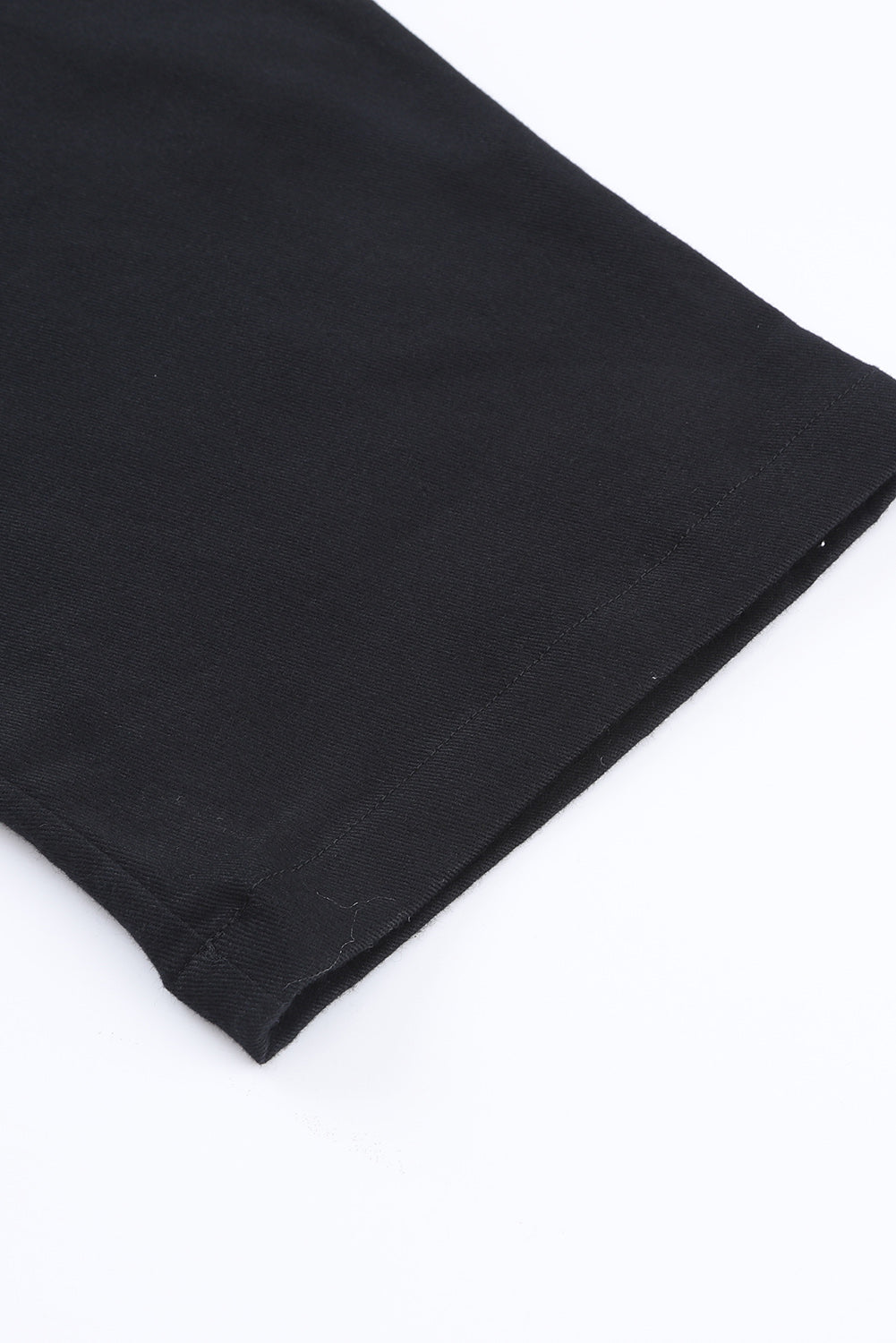 Črn skrajšan kombinezon z žepi in naramnicami