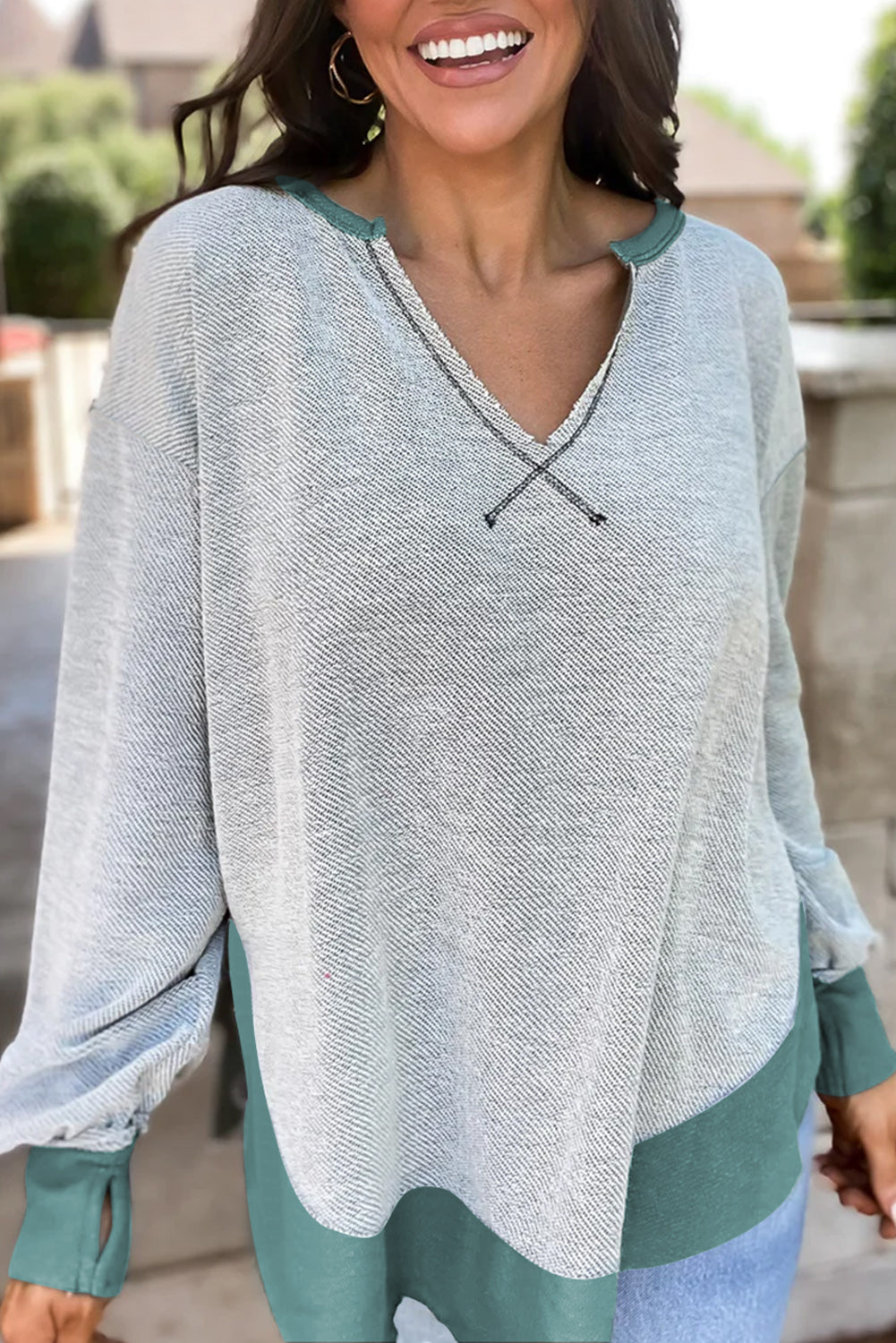 Laurel Green-Sweatshirt mit sichtbaren Nähten und kontrastierendem Rand und gekerbtem Halsausschnitt