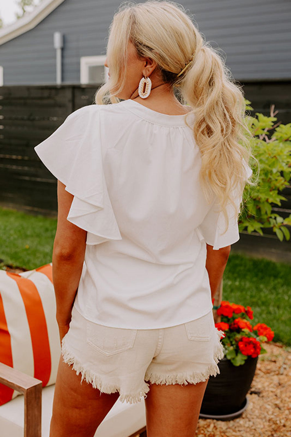 Chemise blanche à manches volantées et col en V plissée sur le devant