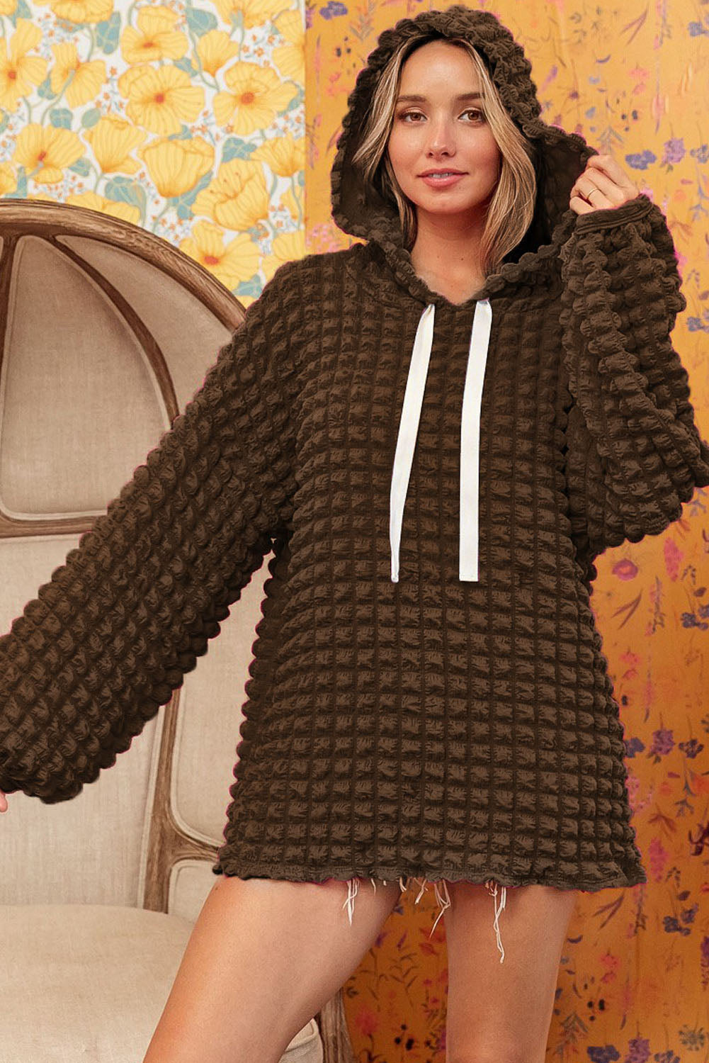 Temno rjav pulover s kapuco v obliki mehurčkov