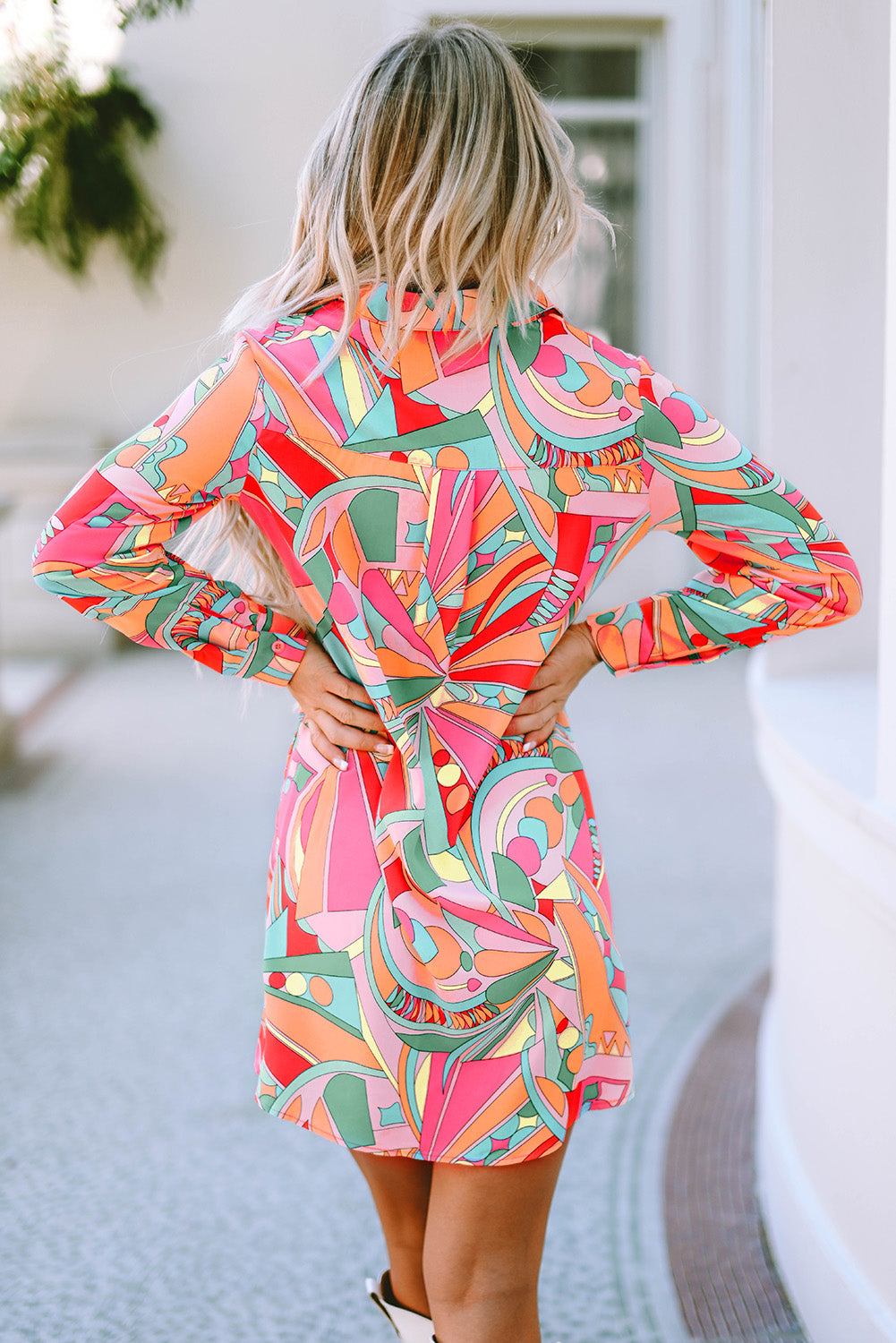 Večbarvna srajčna obleka z geometrijskim abstraktnim tiskom z dolgimi rokavi