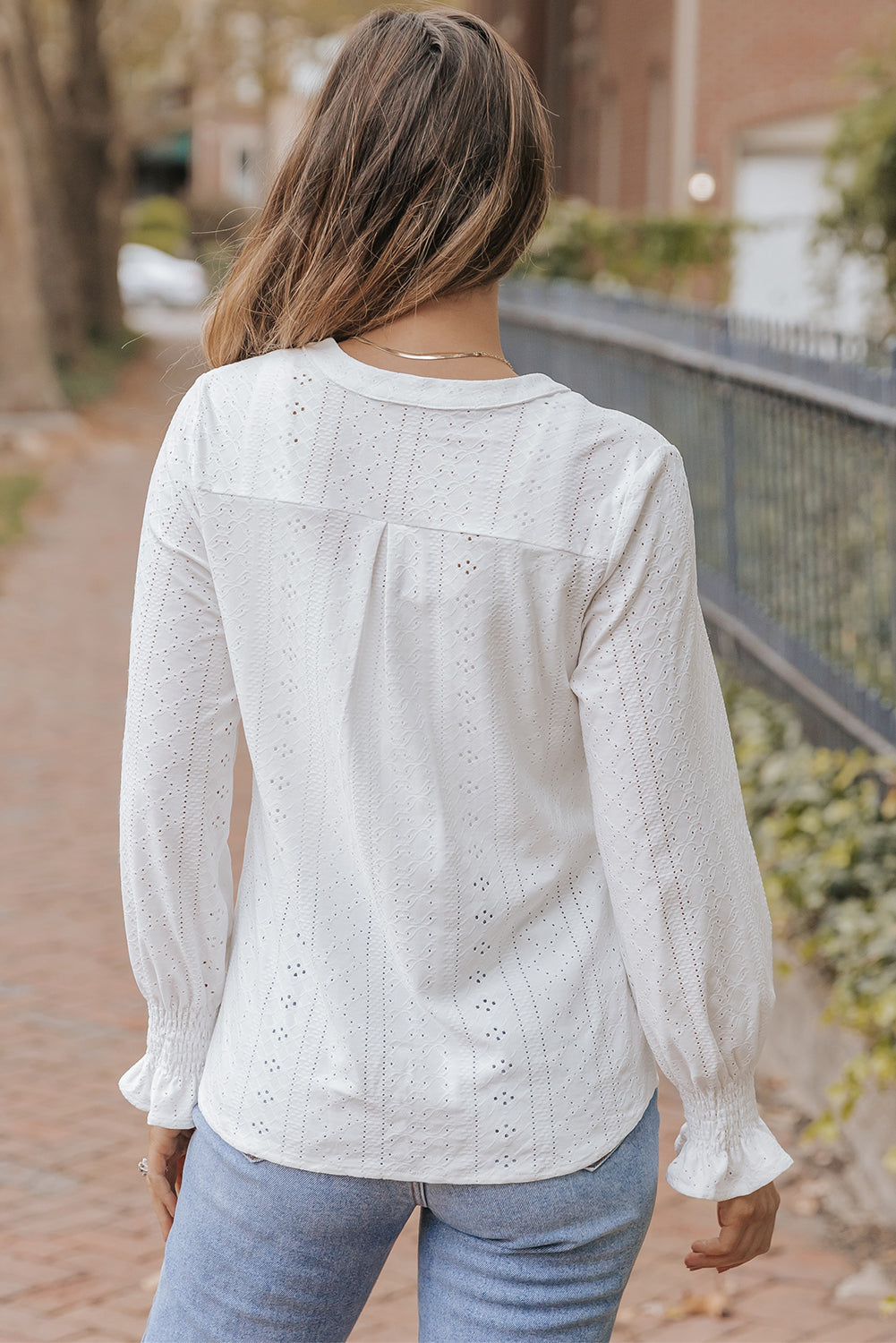 Bijela široka teksturirana bluza s podijeljenim ovratnikom