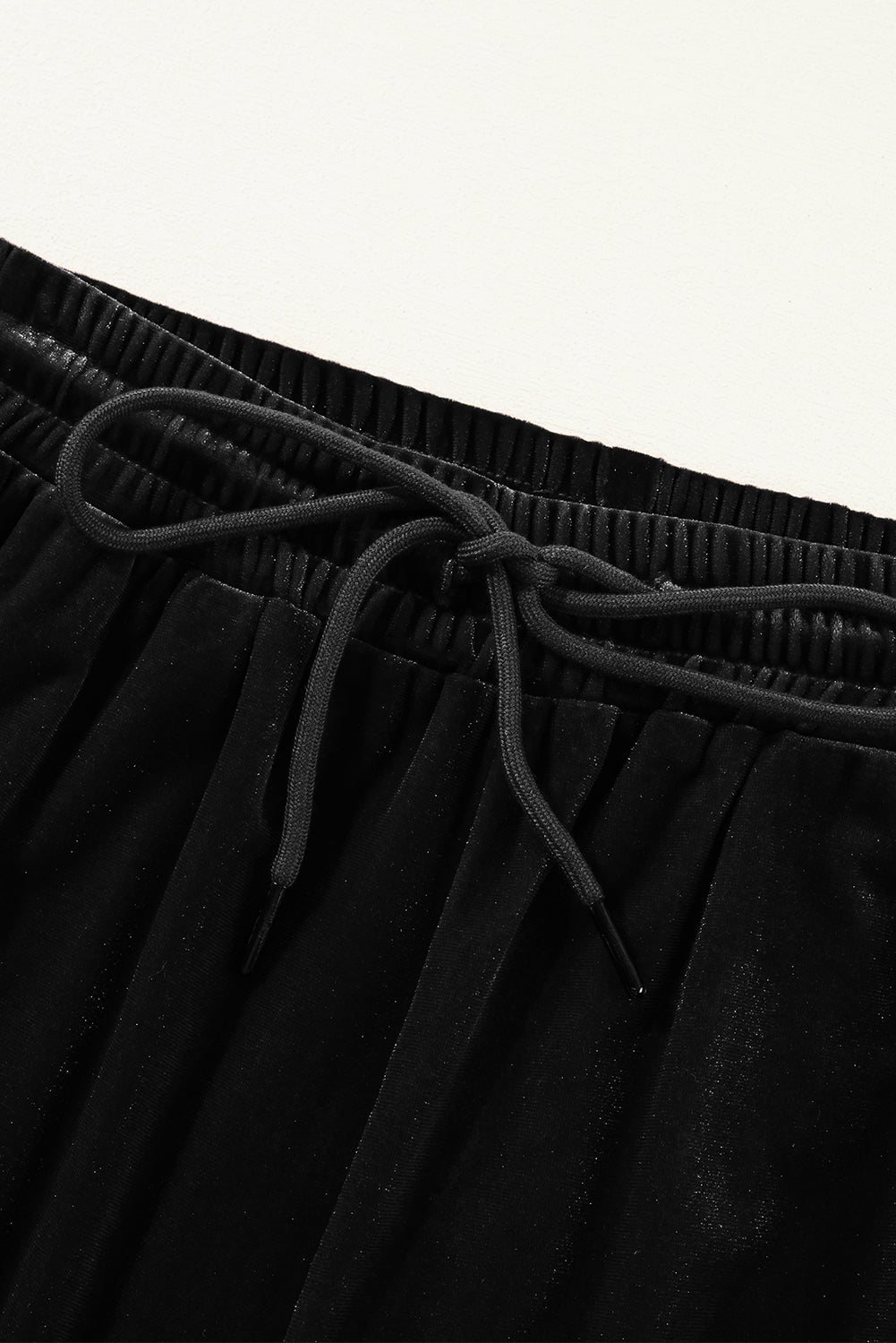 Schwarze, einfarbige Hose mit weitem Bein und Kordelzug in der Taille