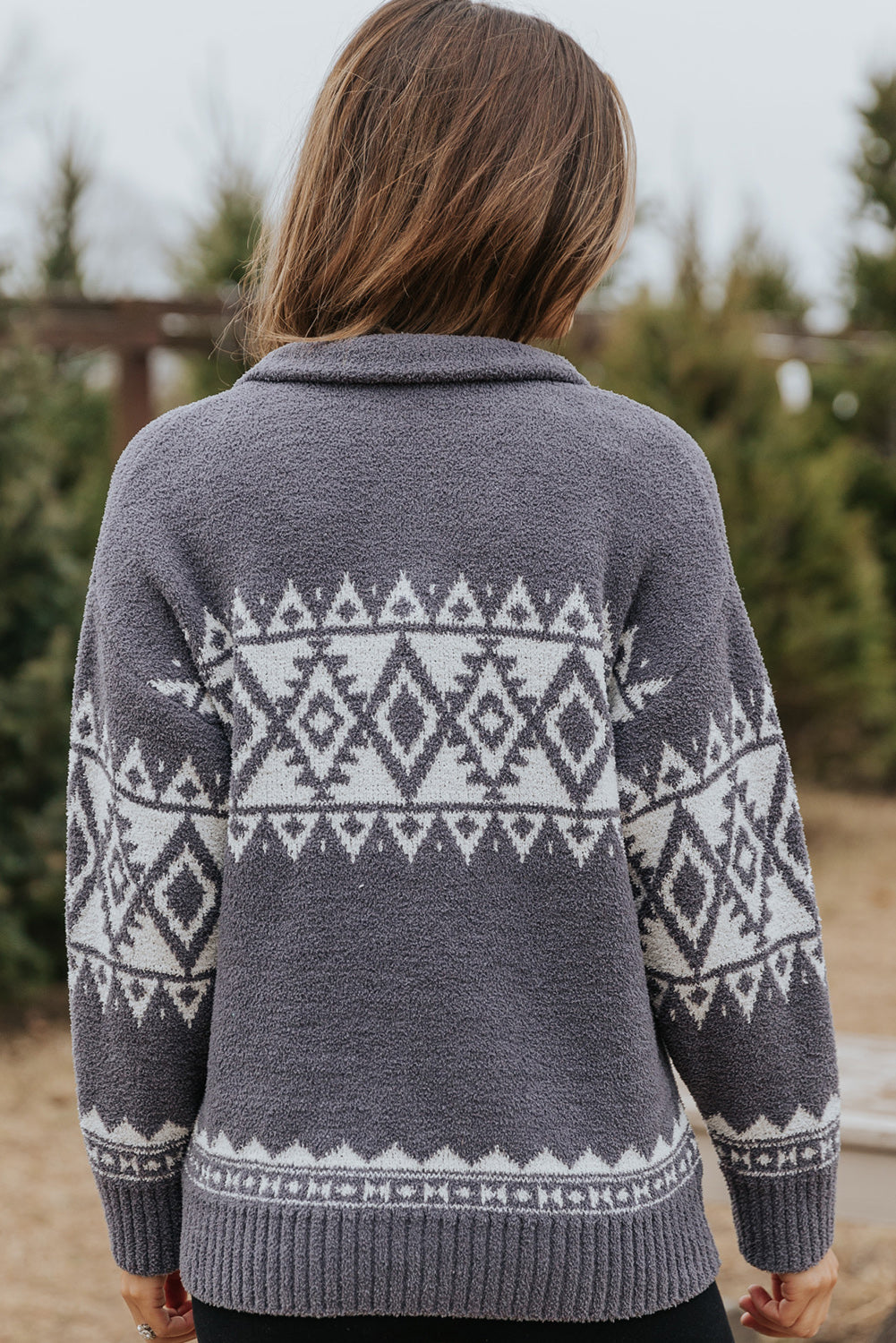 Sivi pulover s četvrtastim patentnim zatvaračem s uzorkom Western Geometric Print