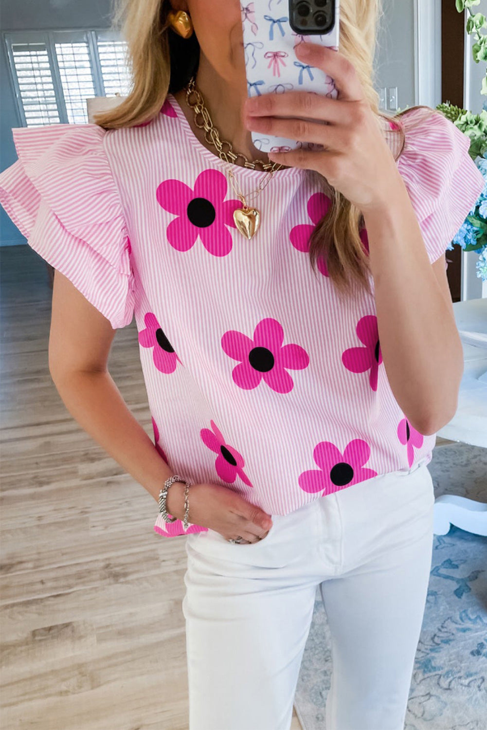 Blouse rose à fines rayures et imprimé floral à volants et manches flottantes