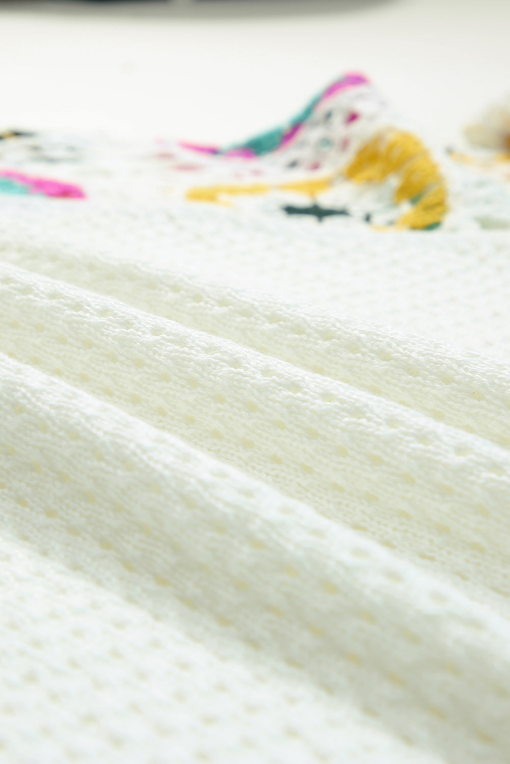 Bijeli pointelle cvjetni heklani džemper s rukavima