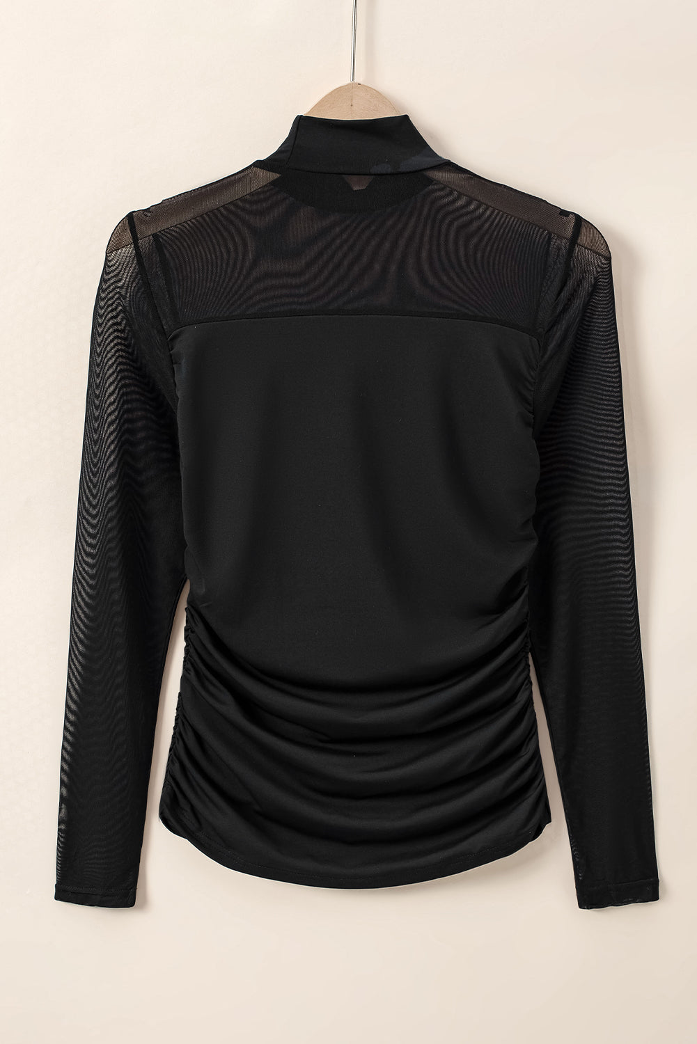 Črna mrežasta majica z dolgimi rokavi z visokim ovratnikom in naborki