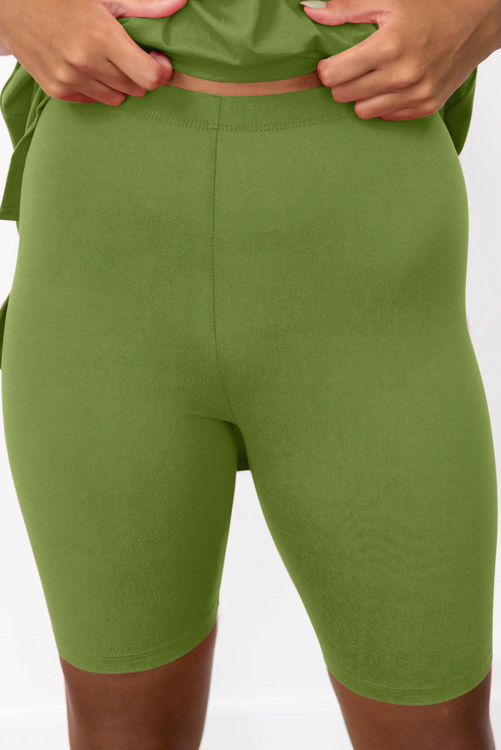 Komplet majice s tuniko in oprijetimi kratkimi hlačami špinačno zelene barve z enobarvnim razcepljenim robom