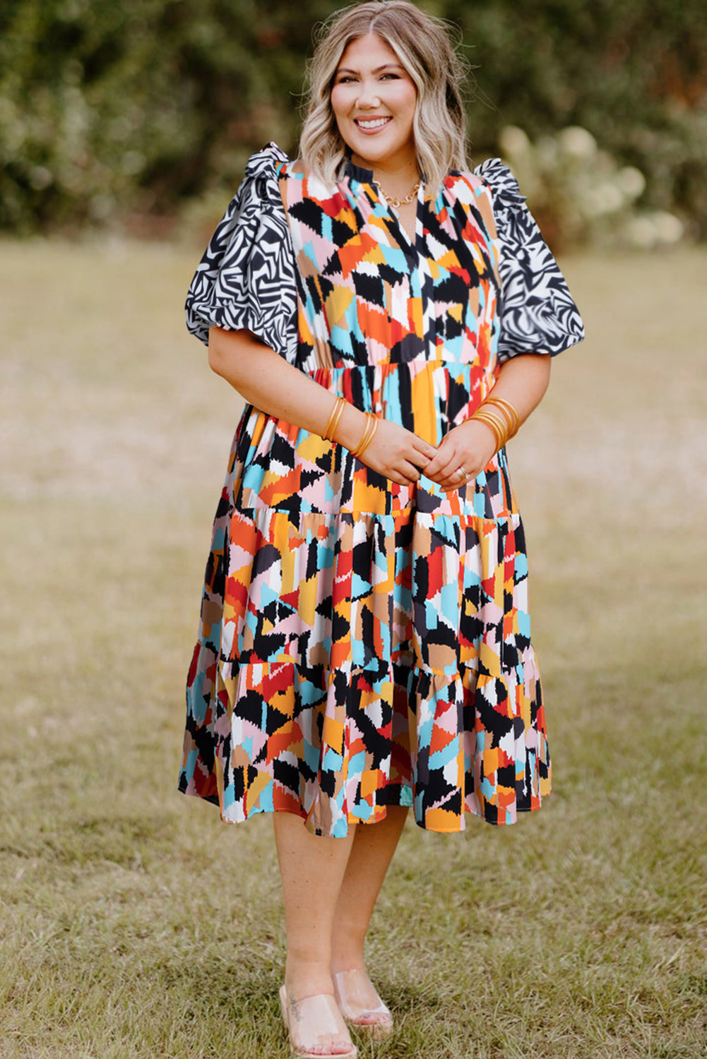 Rosafarbenes, gestuftes Plus-Size-Kleid mit Puffärmeln und abstraktem Print