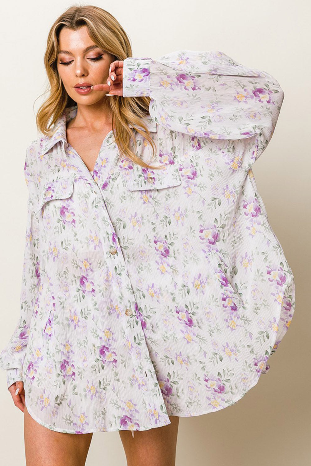 Ljubičasta plisirana košulja s preklopnim džepovima s cvjetnim printom