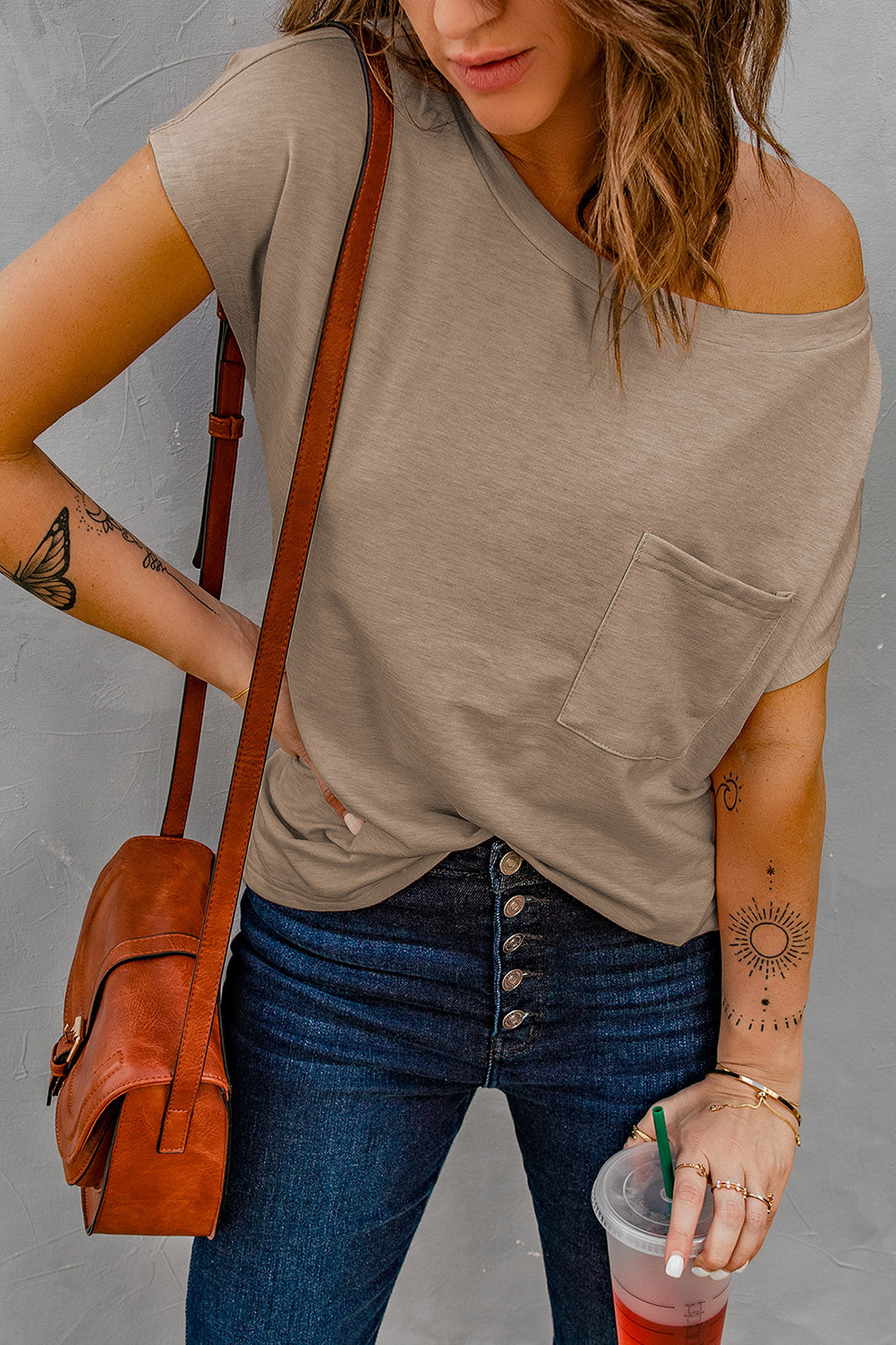 T-shirt marron à poches avec fentes latérales