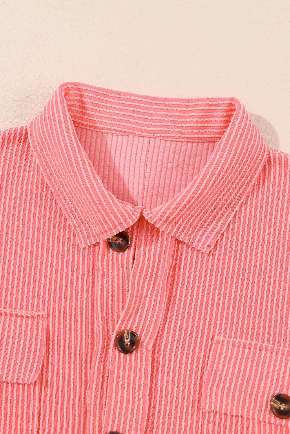Ružičasta majica s džepovima na preklop i puderima