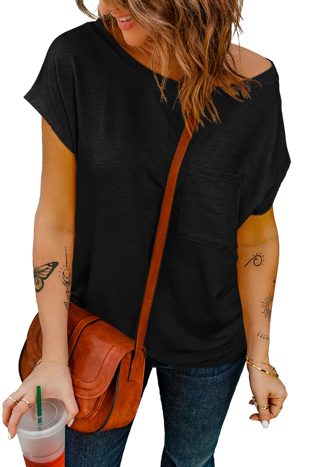 T-shirt nera con tasche e spacchi laterali