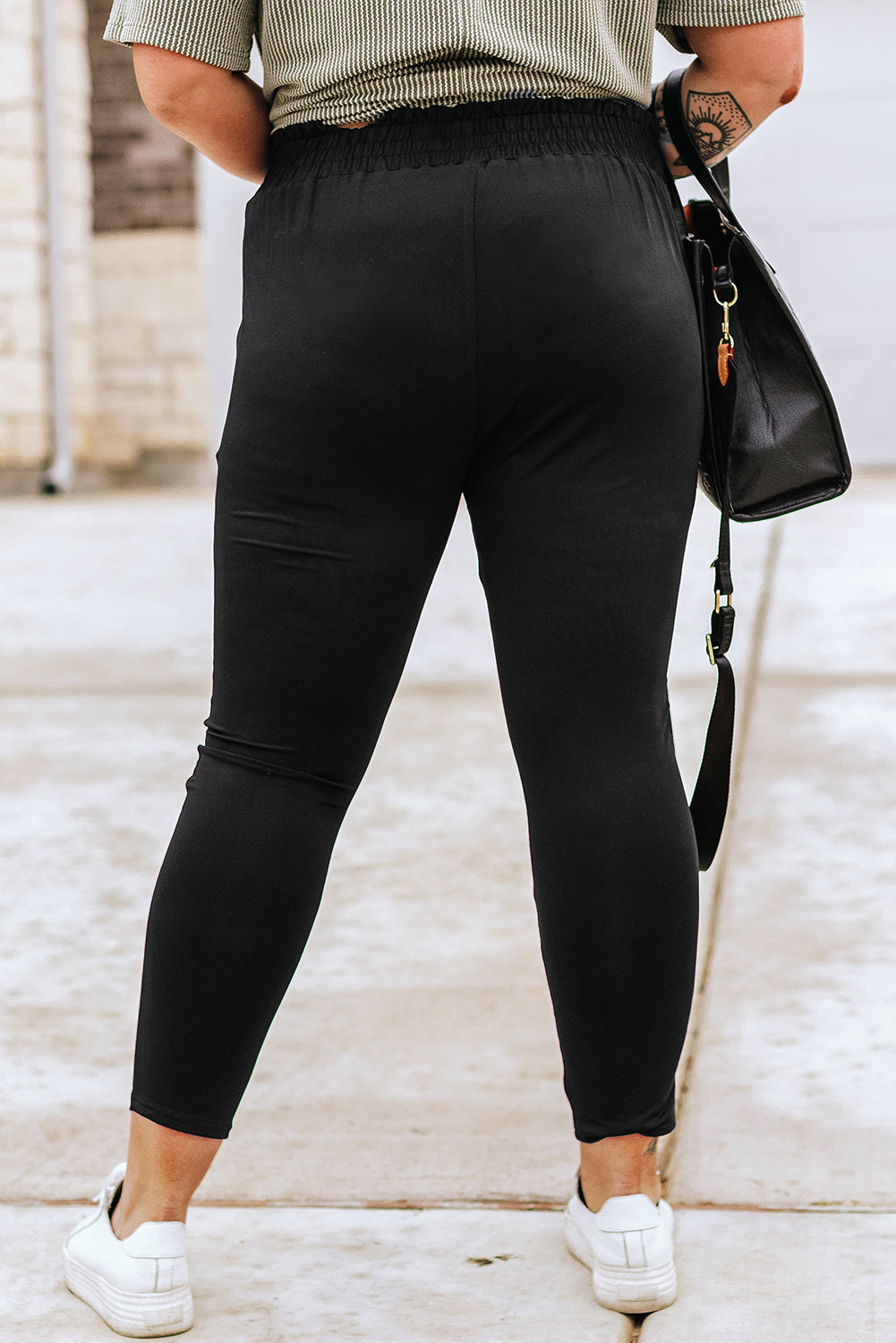 Črne mehke hlače z žepi z visokim pasom in volančki velike velikosti