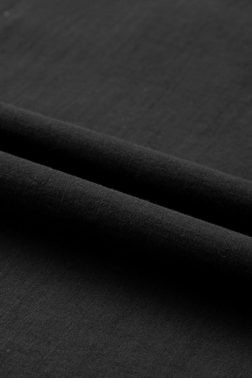 Crna cvjetno izvezena bluza s puf rukavima s volanima