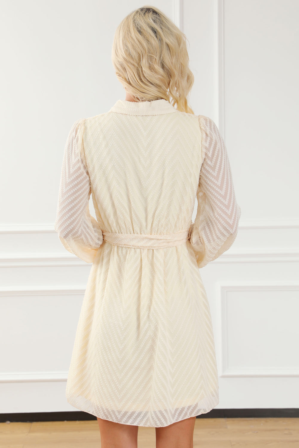 Mini-robe à rayures en V et manches bouffantes transparentes avec nœud surplis et abricot
