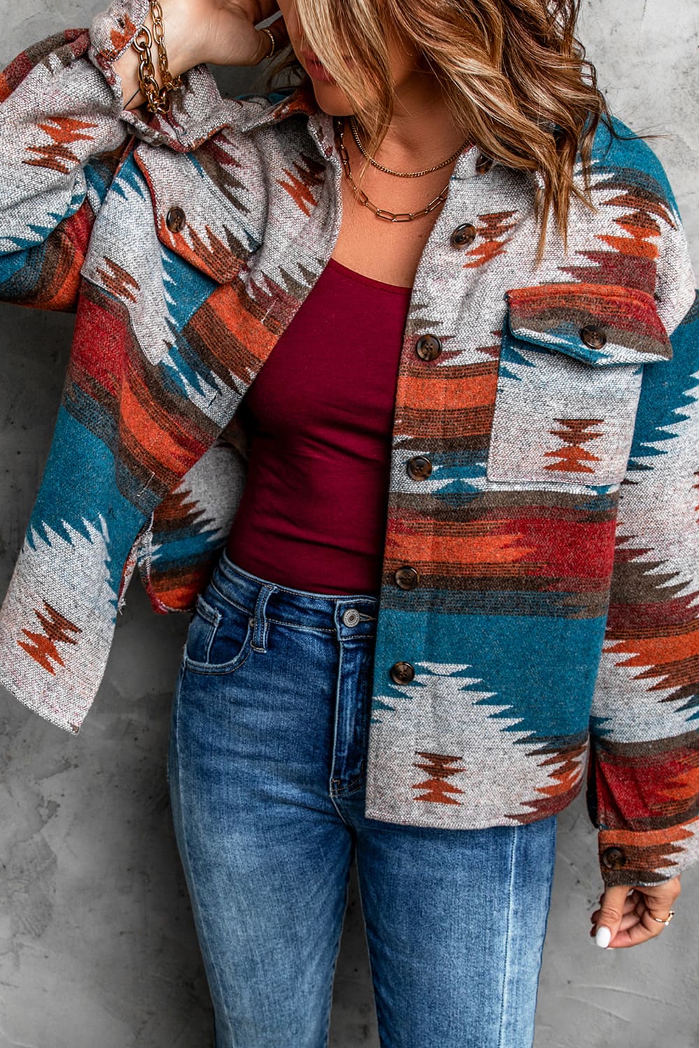 Večbarvna srajčna jakna z azteškim potiskom na reverje