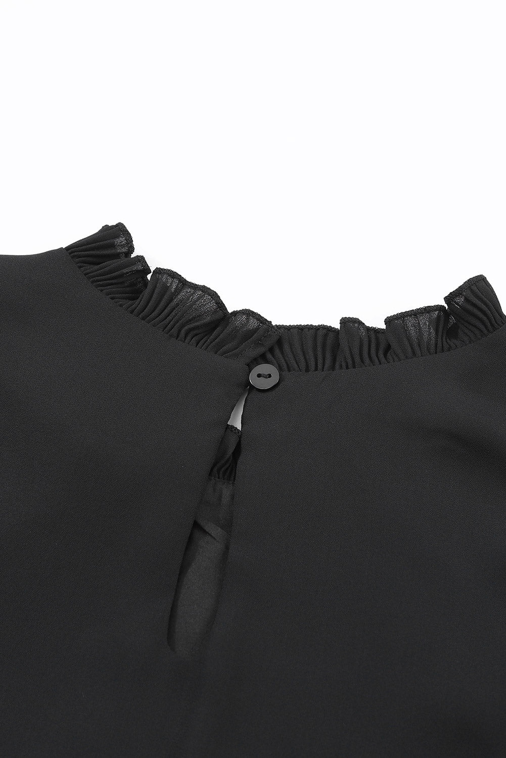 Črna bluza z naborki in naborki na zadnji strani z gumbi