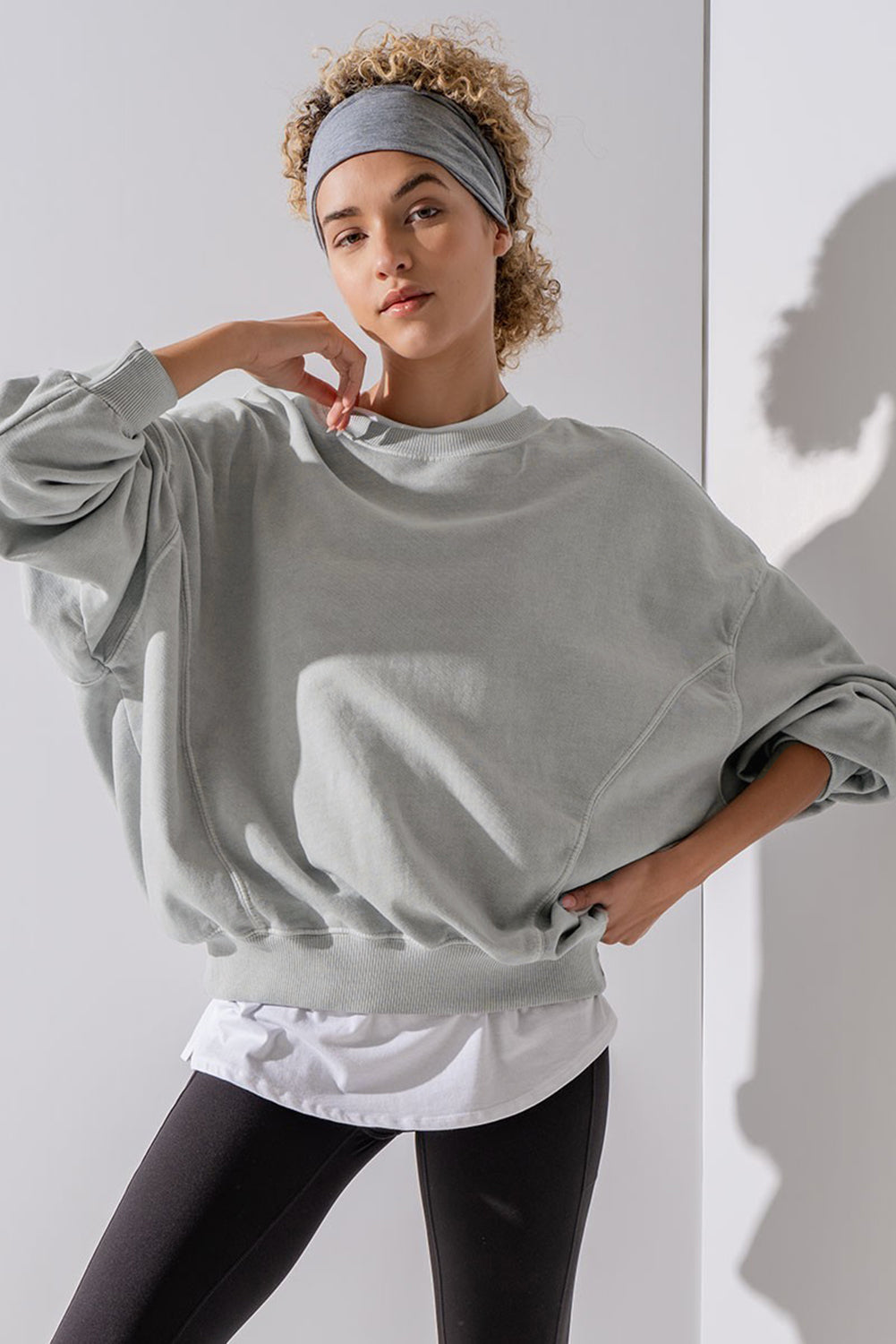 Sweat-shirt gris à coutures apparentes, manches chauve-souris et épaules tombantes