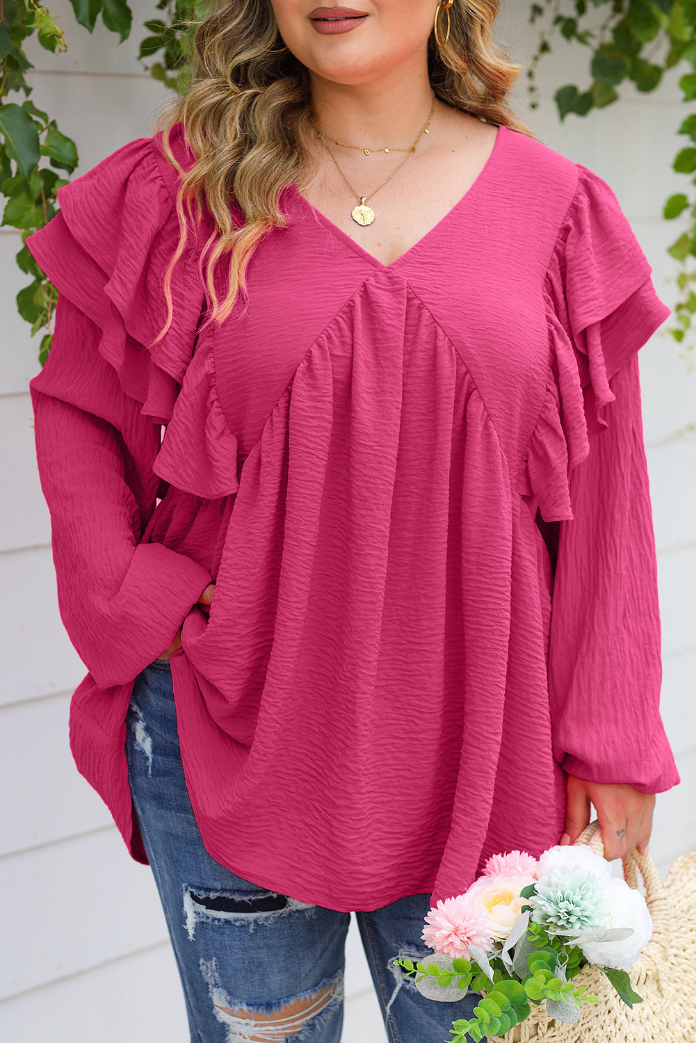 Ružičasta bluza veće veličine s naboranim V izrezom