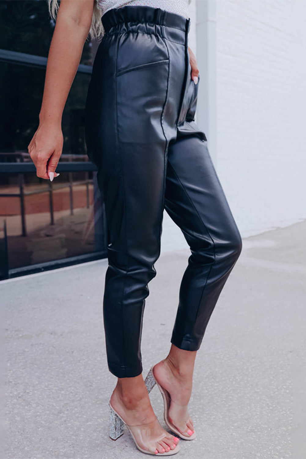 Schwarze, gesmokte Skinny-Hose aus Kunstleder mit hoher Taille