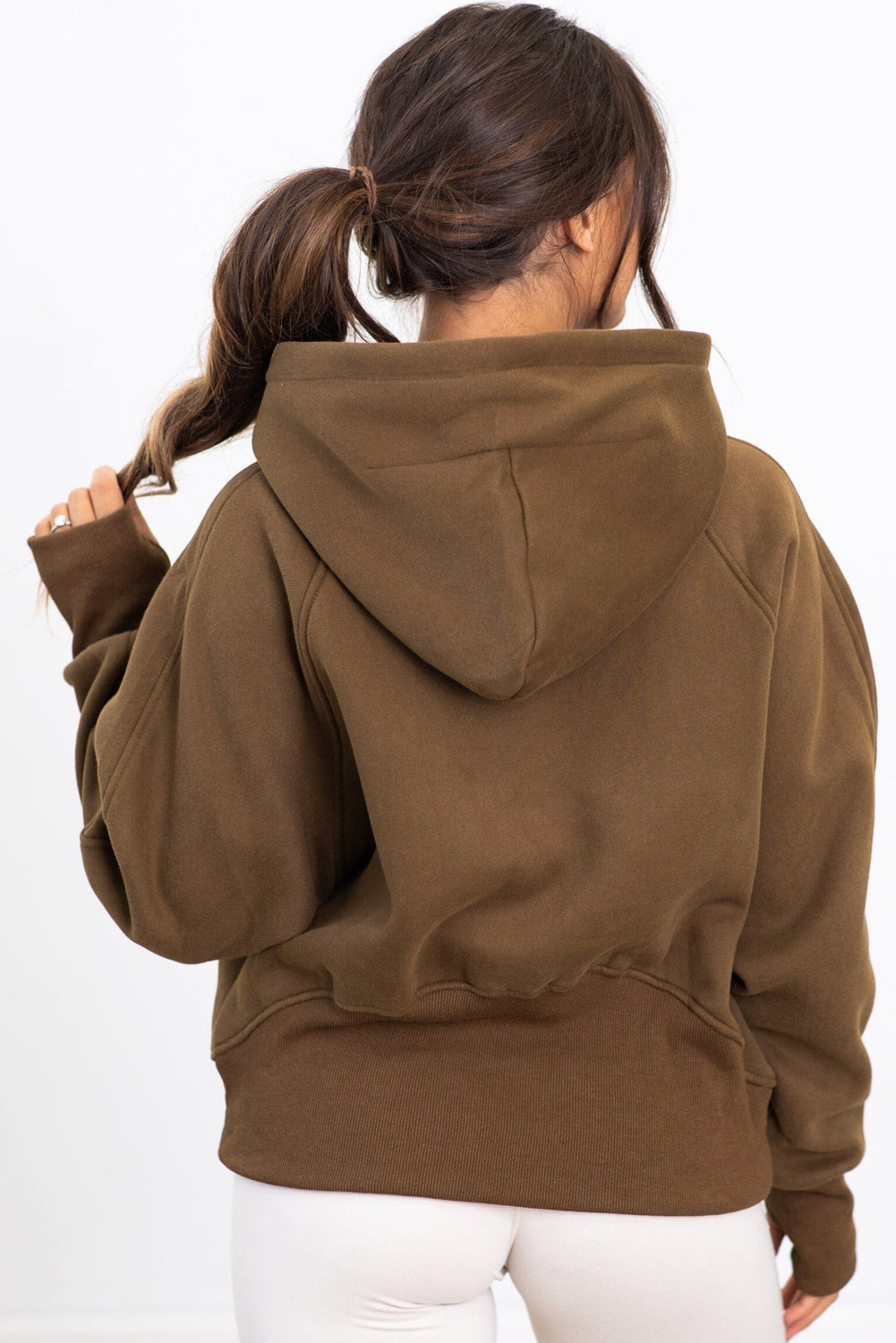 Ohlapen pulover s kapuco v obliki kengurujevega žepa in polzadrge