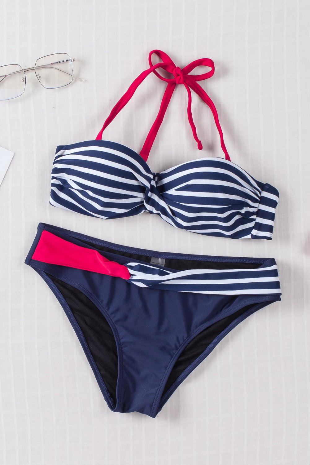 Blauer Neckholder-Bandeau-Bikini mit Streifen
