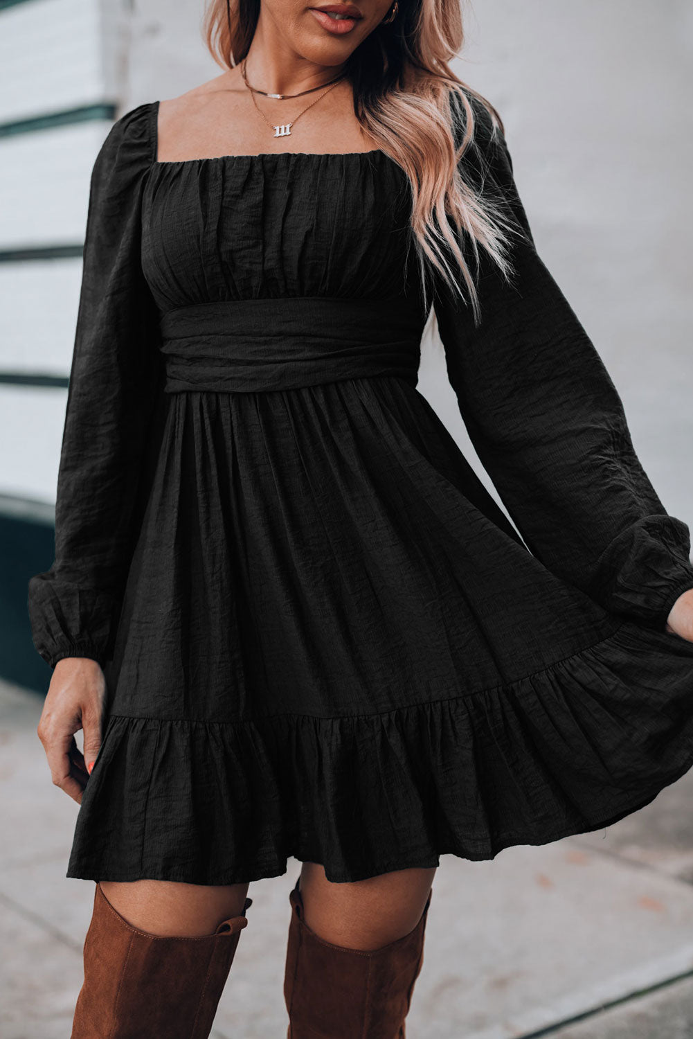 Mini-robe noire froncée à col carré et manches bouffantes