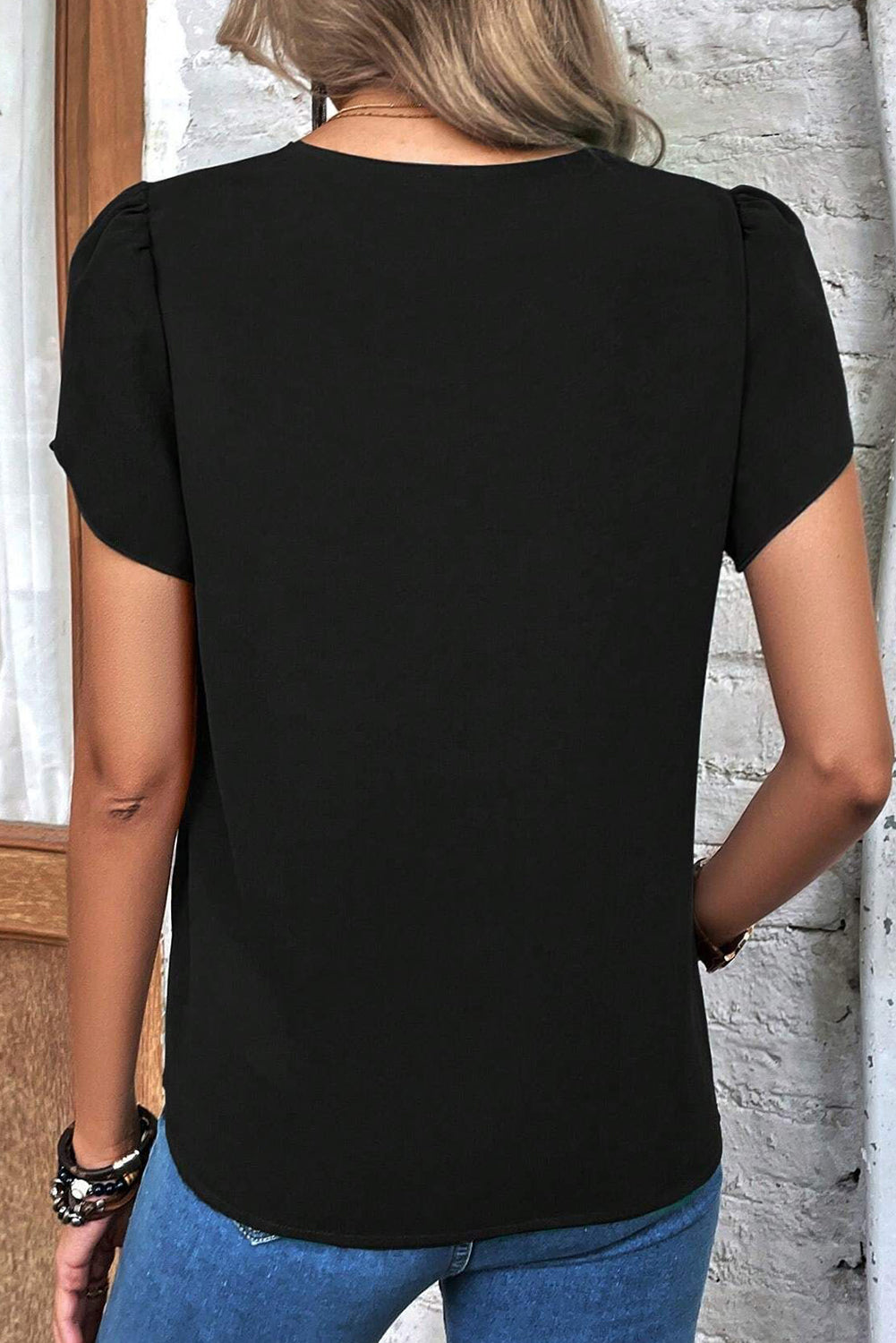 Crna majica s rukavima s laticama s V izrezom