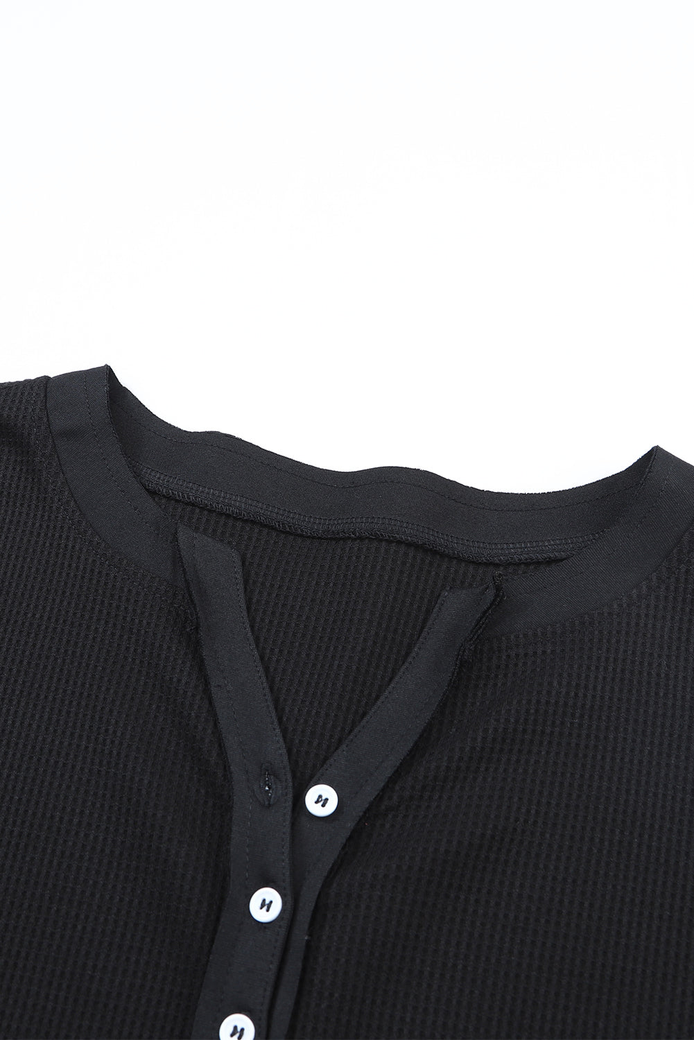 Crna majica s obrubljenim izrezom od vafla