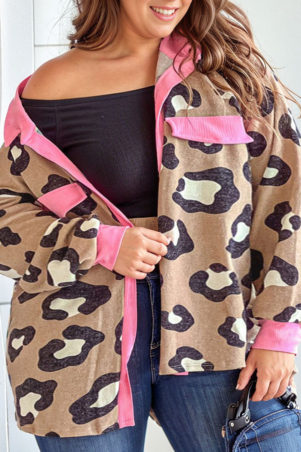 Plus-Size-Jacke mit Leoparden-Kontrastbesatz und gefälschter Pattentasche